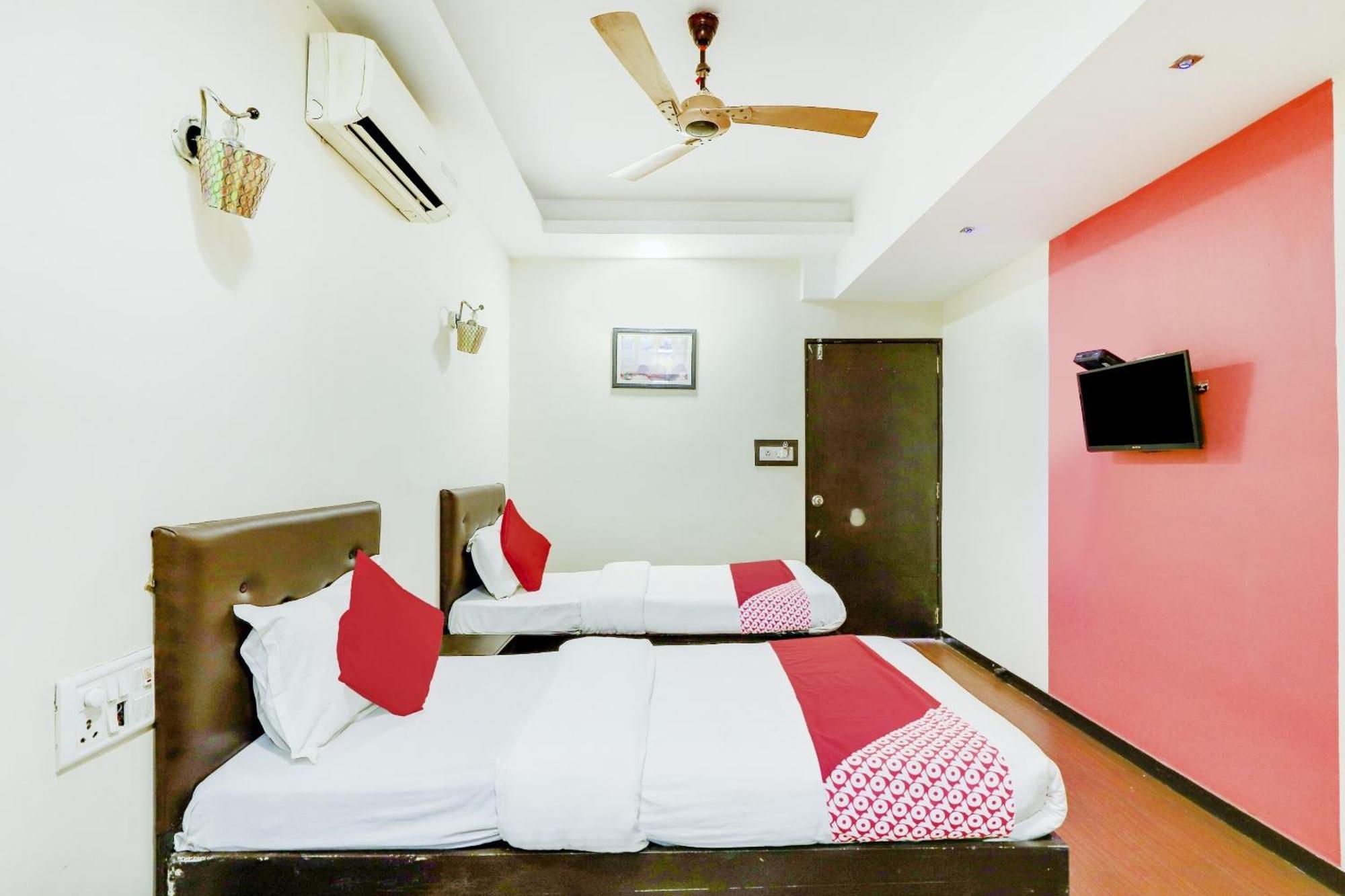 Oyo Hotel Dash Vadodara Exterior photo